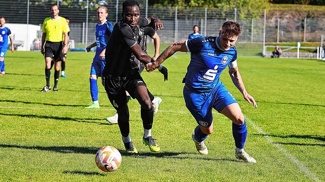 Amat Dibba (links auf dem Archivbild) schoss das entscheidende Tor zum 2:1-Erfolg des VfR Stockach beim Hegauer FV (Timo Kohler).