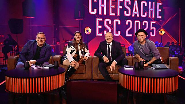 Die Jury: Elton (l-r), Yvonne Catterfeld, Stefan Raab und Johannes Oerding verfolgen die zweite Show beim deutschen Vorentscheid des ...