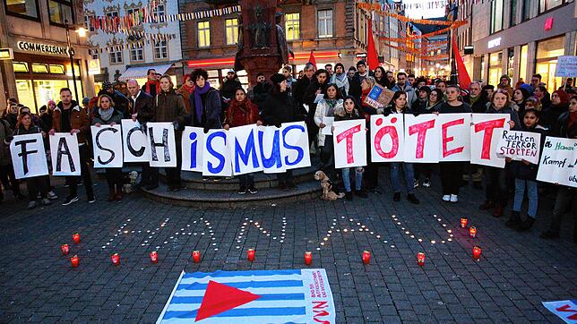 Am Tag nach dem Anschlag: Solidaritätskundgebung für die Opfer von Hanau auf der Konstanzer Marktstätte.