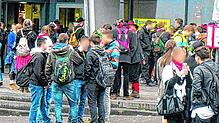 Szenen am Wäldertag vor einigen Jahren: Jugendliche und junge Erwachsene feierten rund um die Lohgerbe, bis Flaschen und Einkaufswagen ...