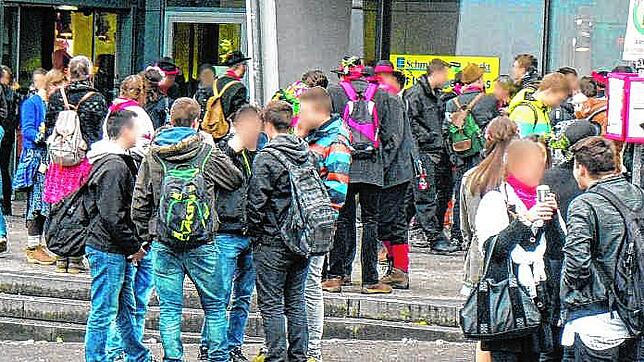 Szenen am Wäldertag vor einigen Jahren: Jugendliche und junge Erwachsene feierten rund um die Lohgerbe, bis Flaschen und Einkaufswagen ...