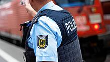 (Symbolbild) Ein Beamter der Bundespolizei an einem Bahnhof. An den Bahnhöfen Singen und Konstanz gab es an diesem Wochenende zwei ...