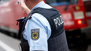 (Symbolbild) Ein Beamter der Bundespolizei an einem Bahnhof. An den Bahnhöfen Singen und Konstanz gab es an diesem Wochenende zwei ...