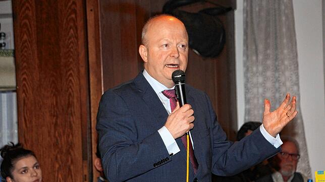 FDP-Landesvorsitzender Wolfgang Theurer nimmt beim politischen Aschermittwoch der Blumberger FDP Stellung zur Wahl von Parteifreund ...