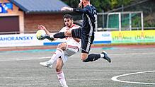 Voller Einsatz: Sebastian Rupp mühte sich mit dem FC Wallbach, doch am Ende setzte es beim FC Schönau eine bittere 1:2-Niederlage.