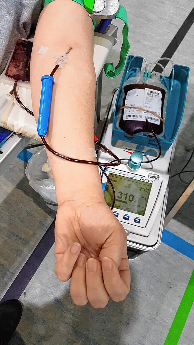 Redakteurin Ramona Löffler spendet selbst Blut &ndash; hier bei der Aktion in Stockach am 19. März.
