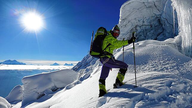 Auch nach dem Tod ihres Mannes bleibt die Begeisterung für die Berge bestehen: Alix von Melle besteigt sie den Manaslu in Nepal, den ...