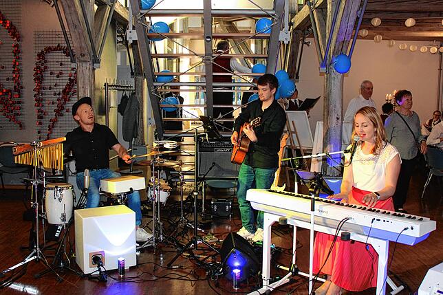 Die Judith Mutschler Band spielt Tischmusik und lädt später zum Tanzen ein.