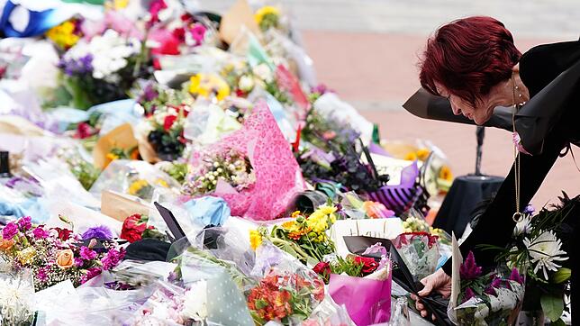 Sharon Osbourne legt zum Gedenken an ihren verstorbenen Mann Blumen in Birmingham nieder. (Archivbild)