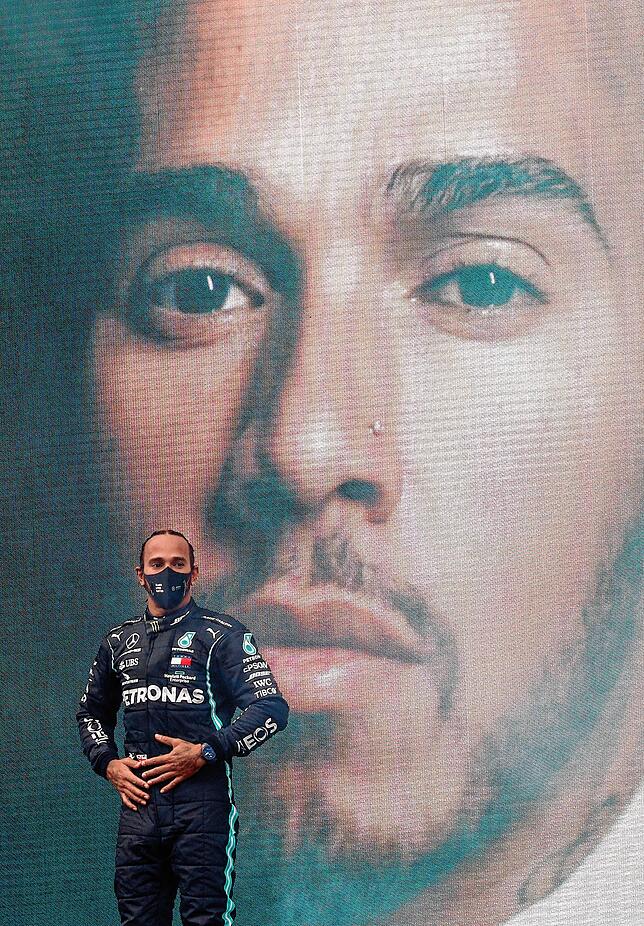 Lewis Hamilton feiert vor seinem XXL-Konterfei den siebten WM-Titel in der Formel 1 &ndash; nach einer beeindruckenden Vorstellung in ...