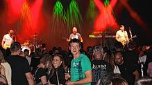 Bild : Frühlingsfest Rast: Coverband „PULL“ sorgt für Party-Stimmung – exklusive Bilder