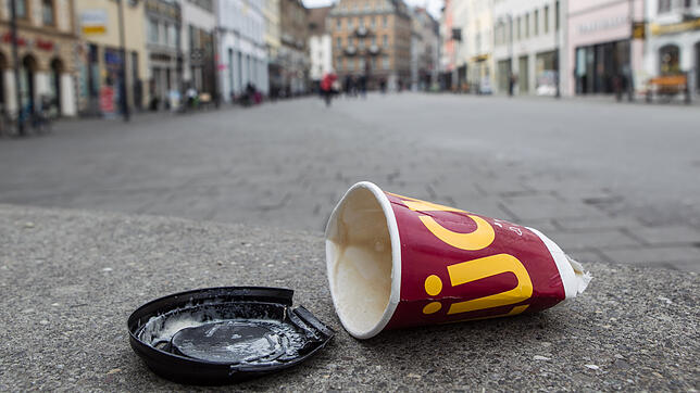 Bild : Weggeworfenen Müll aufzusammeln kostete die Stadt jedes Jahr eine halbe Million Euro. Könnte eine Plastik-Steuer helfen?