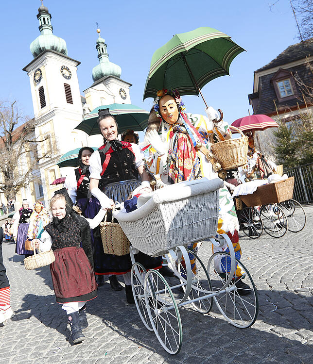 Mini-Gretle, Gretle, Hansel und Schesenwagen, das prägt die Fastnacht, hier die Familie Gosia und Pascal Marquardt.