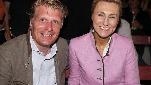 Thomas Bareiß und seine Frau Andrea Verpoorten bei der diesjährigen Premiere auf der Waldbühne in Sigmaringendorf.