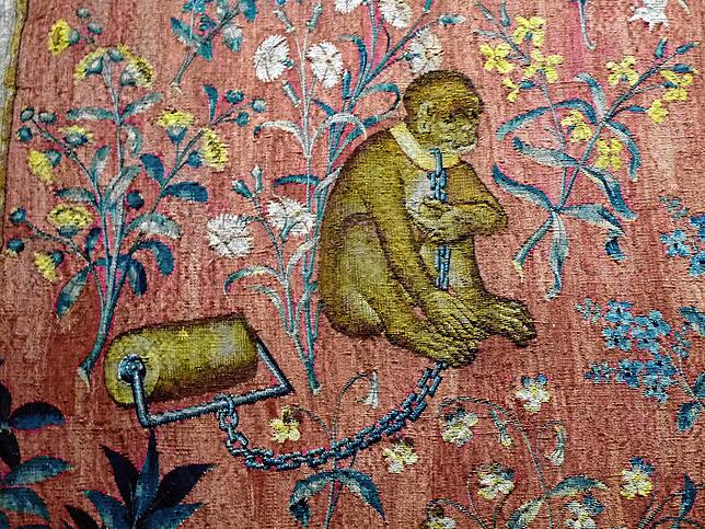 Abbildung eines angeketteten Berberaffens. Detail eines mittelalterlichen Wandteppichs aus dem 15. Jahrhundert. (La Dame à la Licorne, ...