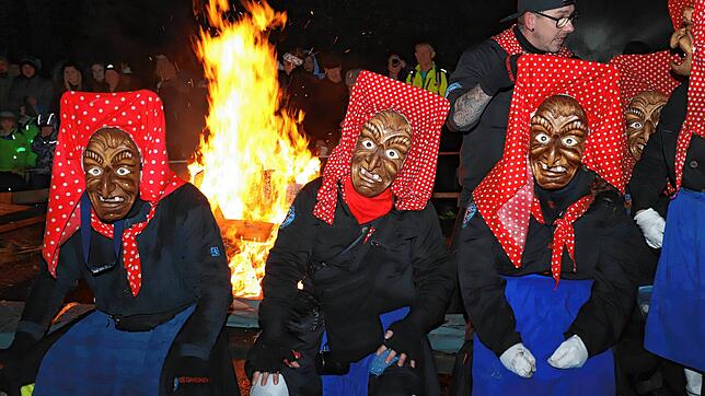 Bild : Schneeschreck und Riedhexen tanzen am Feuer &ndash; Alle Bilder vom Fasnachtsauftakt in Wollmatingen