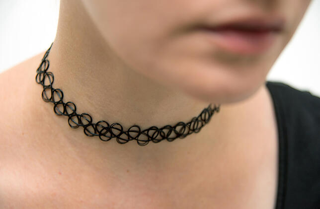 Ein Tattoo am Hals - dank Plastikkette: Einige Jahre war sie verschwunden, jetzt gibt es die Tattoo-Kette wieder zu kaufen.