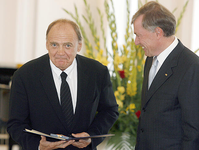 Der damalige Bundespräsident Horst Köhler (r) überreicht 2006 im Schloß Bellevue in Berlin dem Schauspieler Bruno Ganz den ...