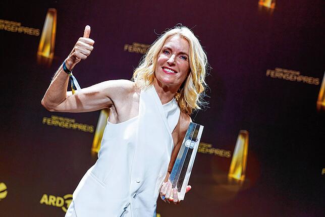 Preisträgerin in der Kategorie ·Beste Schauspielerin“ Maria Furtwängler freut sich bei der Verleihung des Deutschen Fernsehpreises über ...