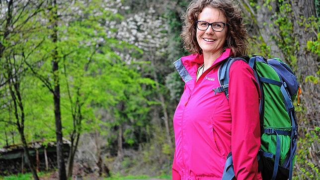 Grün gibt Kraft: Conny Rick führt interessierte Teilnehmer zum japanischen &bdquo;Waldbaden&ldquo; am Gehrenberg.