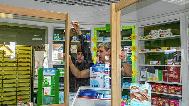 Schutzwände aus Plexiglas werden in den Apotheken installiert.