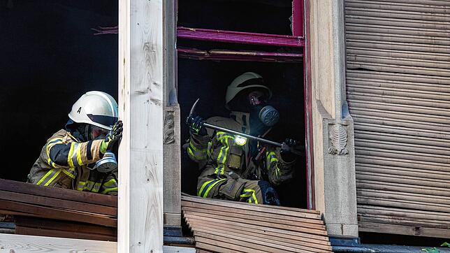 Bild : Die dritte Nacht des Konstanzer Großbrands: Immer wieder muss die Feuerwehr ran