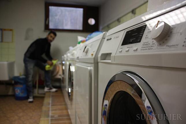 Für die Wäsche zuständig: In der Flüchtlingsunterkunft in Sigmaringen übernimmt Eissa eine Aufgabe, die nicht klassisch männlich ist. ...