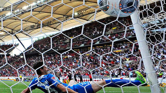 Fußball, Bundesliga, 4. Spieltag: VfB Stuttgart - TSG Hoffenheim am in der Mercedes-Benz Arena. Der Ball zum 5:1 landet im Netz. Das ...