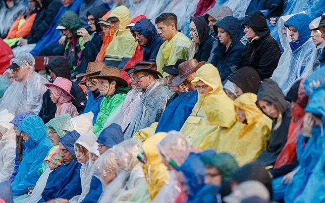 Premiere "Der Schatz im Silbersee" Besucher der Karl-May-Spiele Premiere "Der Schatz im Silbersee" sitzen in Regenkleidung in der Kalkberg-Arena. Nach der Pause musste die ...