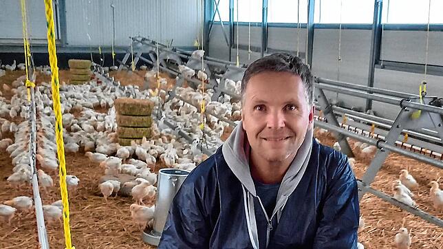 Christoph Hönig vom Hönig-Hof in Mühlingen setzt sich seit 2017 mit der &bdquo;Huhn und Hahn Initiative&ldquo; für die Aufzucht ...