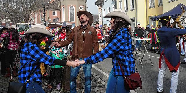 In Allensbach hatten sich rund 750 Bürger den Narrenbändel geholt &ndash; und damit nachgewiesen, dass sie dreifach geimpft und getestet ...