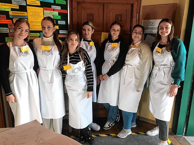 Vesperkirche statt Büro: Die Auszubildenden der AOK haben viel Spaß beim Praxiseinsatz. Joelle Lo Verde, Sandra Ilic, Filiza Ilazi, ...