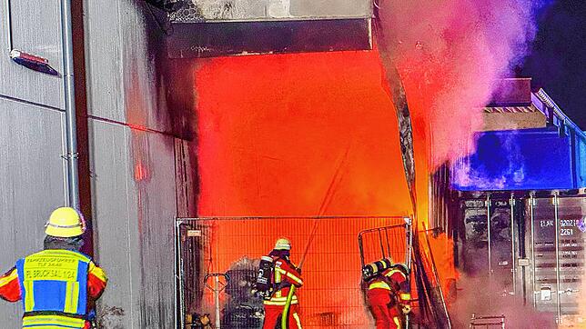Die Feuerwehr bekämpft den Brand in einem Möbelgeschäft in Bruchsal