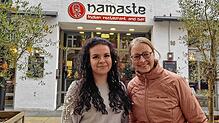 Die Redakteurinnen Graziella Verchio (links) und Jacqueline Weiß sind nach ihrem Besuch im indischen Restaurant Namaste pappsatt.