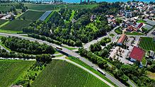Der Saba-Knoten mit Wein- und Kulturzentrum, Lidl-Filiale und Kreisverkehr in seiner heutigen Gestalt. Ende 2000 wurden die Weichen für ...