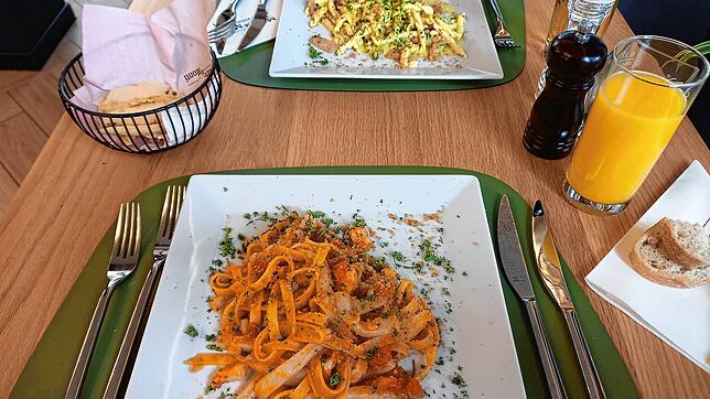 Tagliatelle mit Meeresfrüchten und Fusilli mit Zucchini und Speck in Bechamelsauce: Im Mare e Monti gibt es Pasta in allen Variationen.