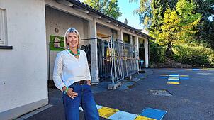 Bald geht es los: Der Abriss des Pavillongebäudes an der Grundschule Wollmatingen geht bald los. Darüber freut sich Schulleiterin Uta ...