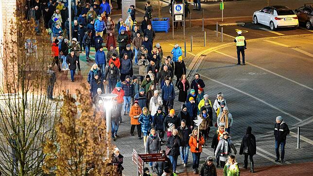 Der Demonstrationszug der sogenannten Montagsspaziergänger in Radolfzell.