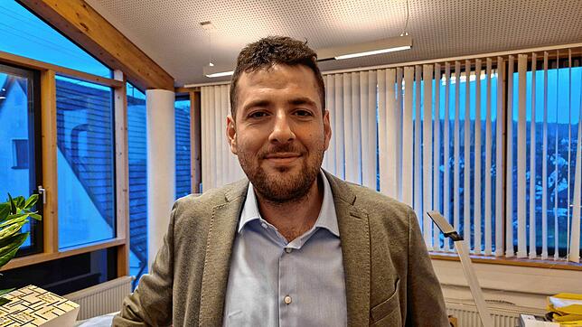 Ryyan Alshebl in seinem Büro im Rathaus in Ostelsheim. Einen Termin bei ihm zu bekommen, ist dieser Tage nicht leicht.