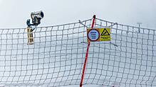 Ein Schild mit der Aufschrift &bdquo;Gesperrt Closed Chiuso Fermé&ldquo; hängt an einer Absperrung die rund um die Piste nahe der ...