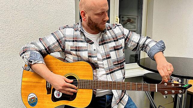 Christian Zimmermann stimmt seine Gitarre. Der Glonki-Blechtrommler hat eine CD mit 30 eigenen Stücken – unterlegt mit teils ...