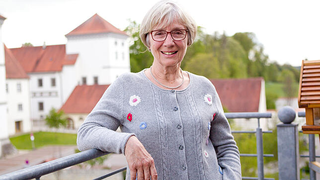 Gudrun Zimmer, ehemalige EU-Beamtin, auf ihrem Balkon mit Blick auf das Meßkirchener Schloss