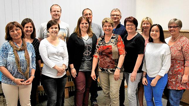 Der Chor Binzgen wird auch in Corona-Zeiten von Ursula Böhler (links) geleitet und durch die Dirigentinnen und Vorstandsmitglieder ...