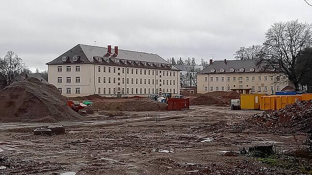 Im Hintergrund sind die künftigen städtischen Verwaltungsgebäude am Oberen Brühl zu sehen. Auf einem weiteren Teil der Fläche sollten ...