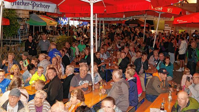 Ob Sonnen- oder Regenschirm: Das Festgelände war zum Scheunenfest immer wieder rappelvoll.