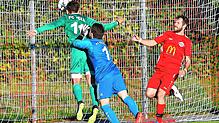 Schlusspunkt: Leon Boos nickt den Ball vor Torwart Ramon Winkler und Abwehrspieler Timo Bernauer zum 6:1-Endstand für den FC Zell beim ...