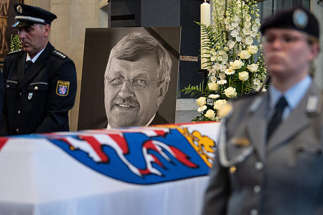 Archivbild: Das Konterfei von Walter Lübcke (CDU) ist hinter einem Bundeswehrsoldaten am Sarg bei einem Trauergottesdienst in der ...
