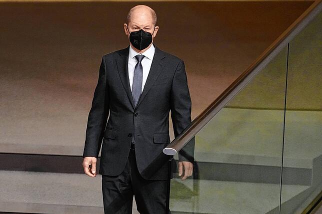 Das Bild zeigt Bundeskanzler Olaf Scholz an der Orientierungsdebatte zu einer SARS-CoV-2-Impfpflicht im Bundestag am 26. Januar 2022. ...