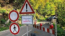 Die Sperrung unbedingt ernst nehmen: In Tiefenstein (Bild) und in Hohenfels weisen Schilder auf die von den laufenden Felsräumarbeiten ...