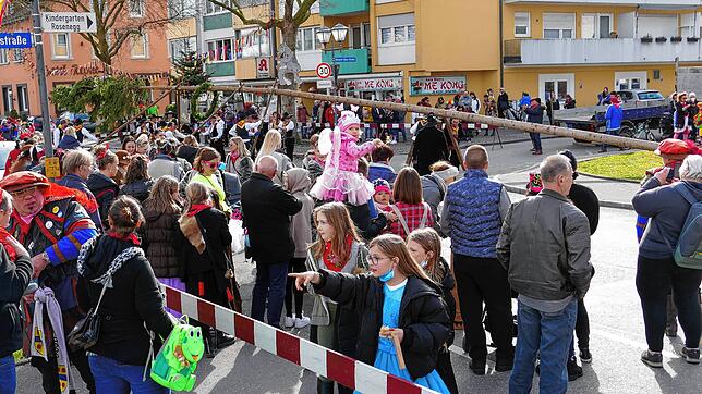 Beim Narrenbaum stellen in Rielasingen: Das Narrenvolk tanzt, lacht und erfreut sich trotz Corona-Abstandsregeln an der Straßenfasnacht.